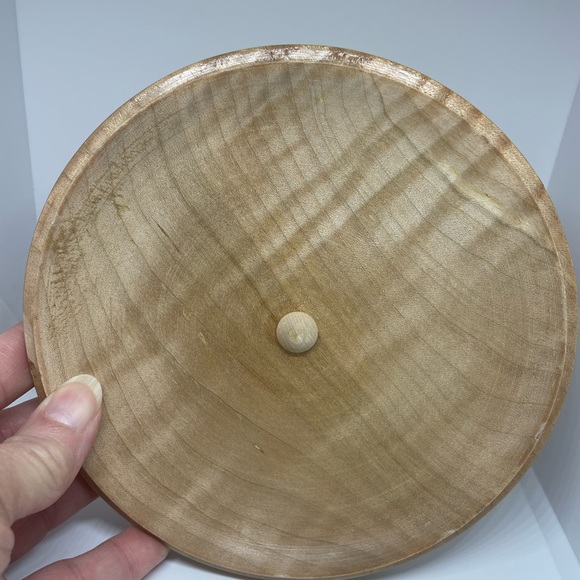 Large wooden maple lidded bowl, signed by artist - Picture 5 of 6